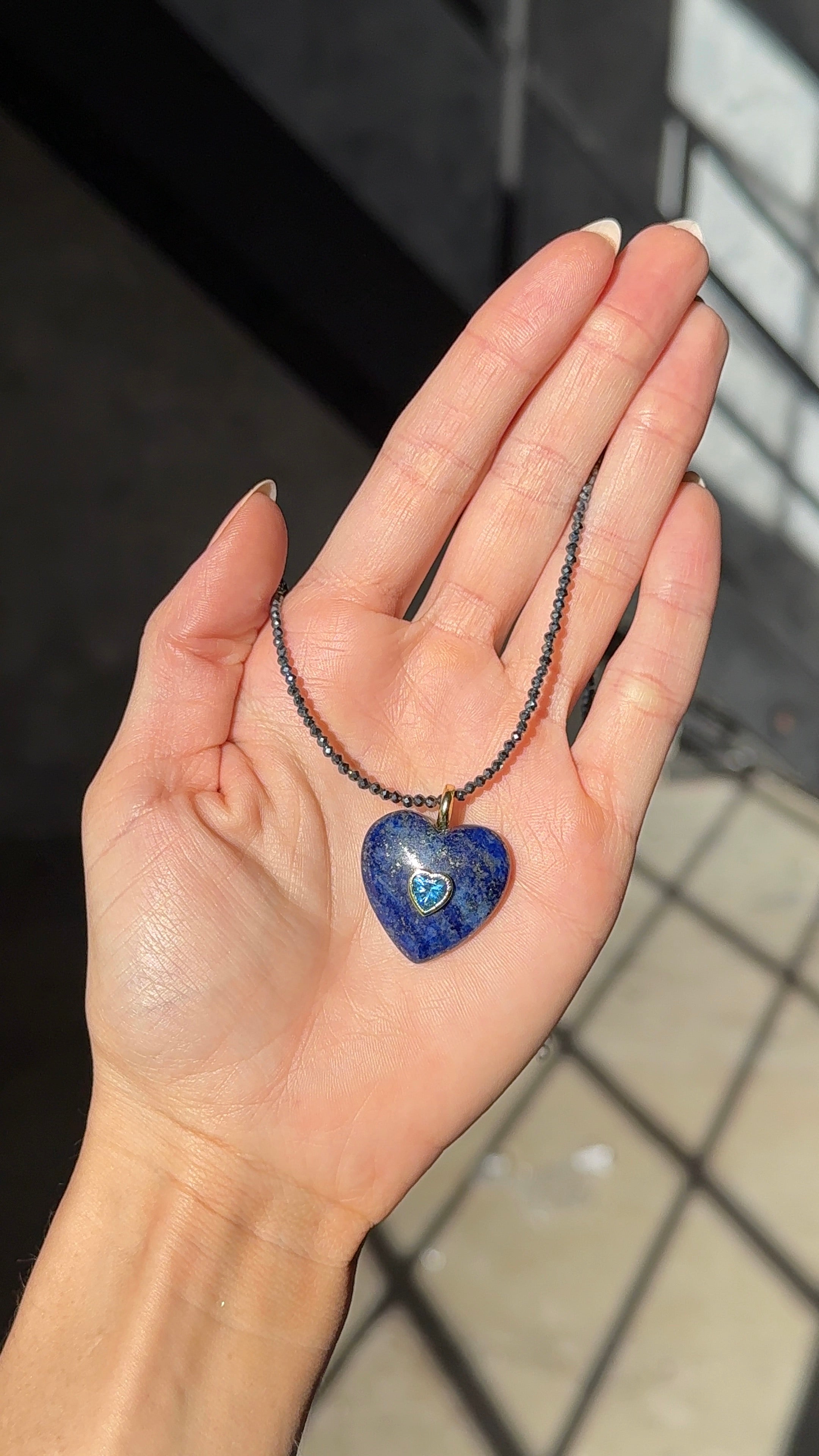 Dije corazón piedras naturales.