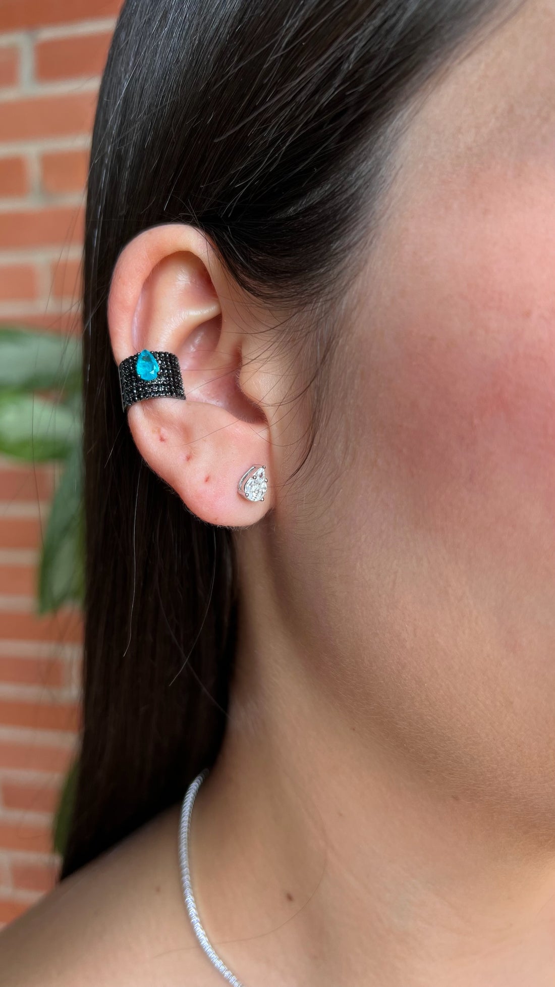 Earcuff negro con esmeralda de laboratorio.