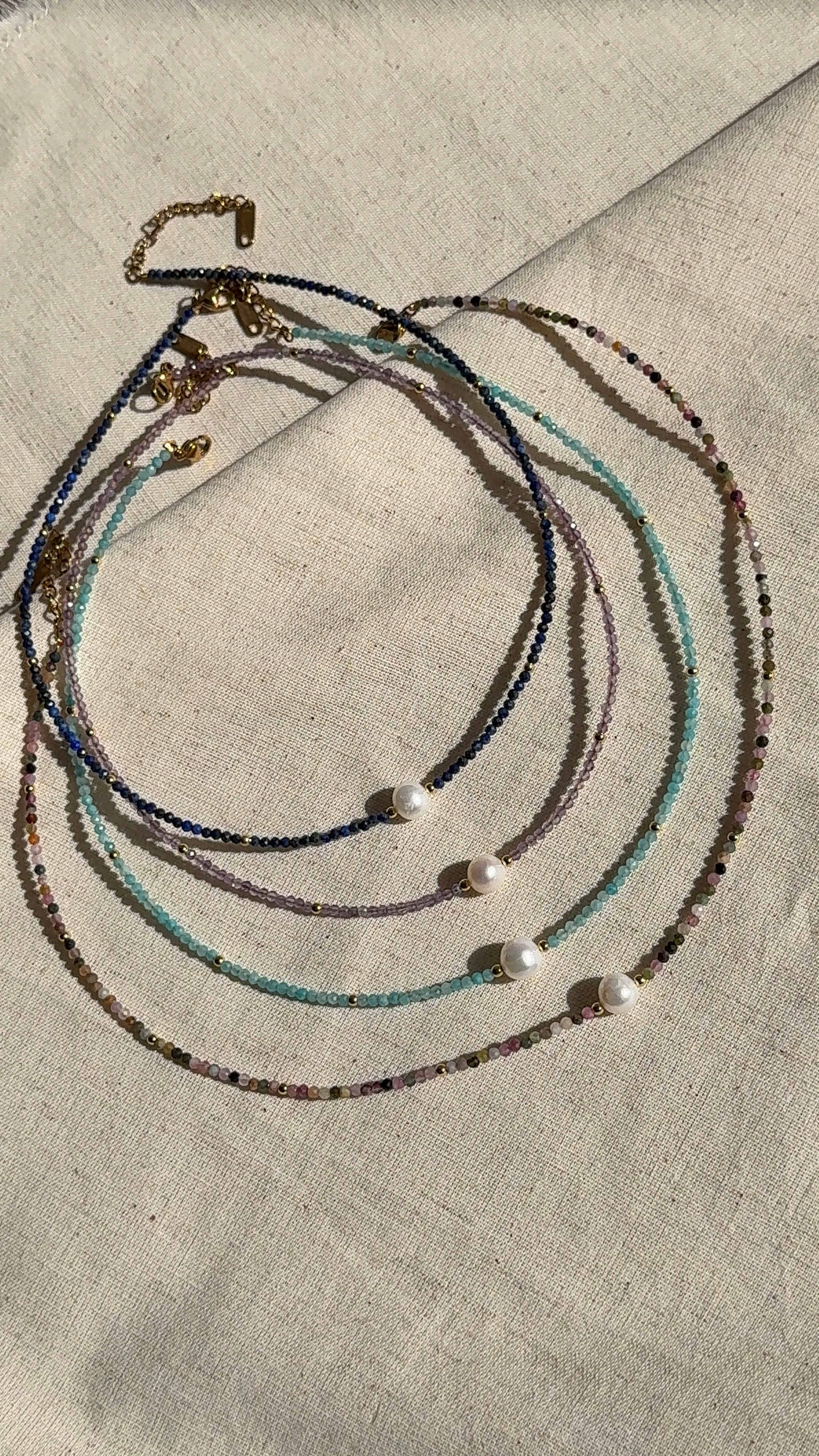 Collar perla y piedras naturales 2mm faceteadas.