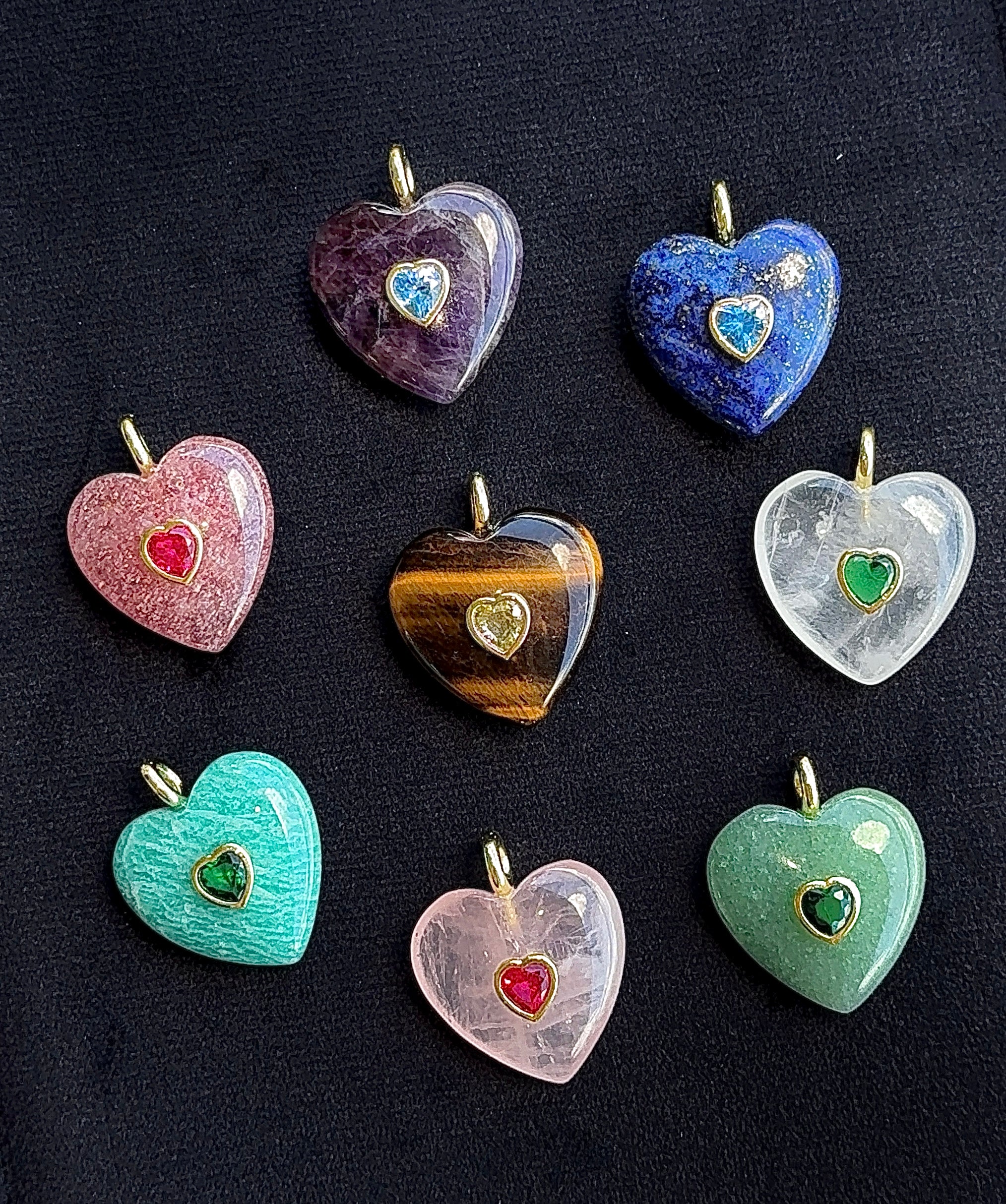 Dije corazón piedras naturales.