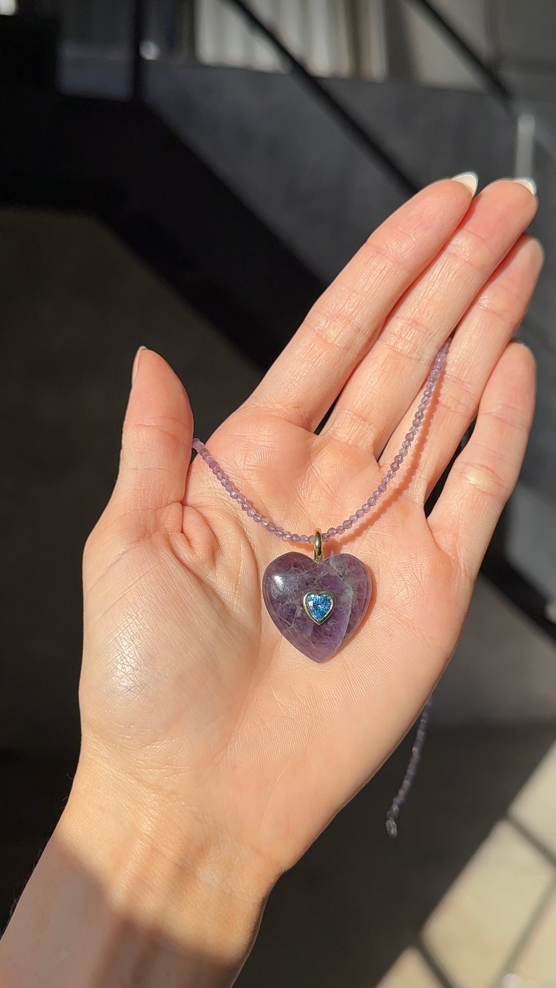 Dije corazón piedras naturales.