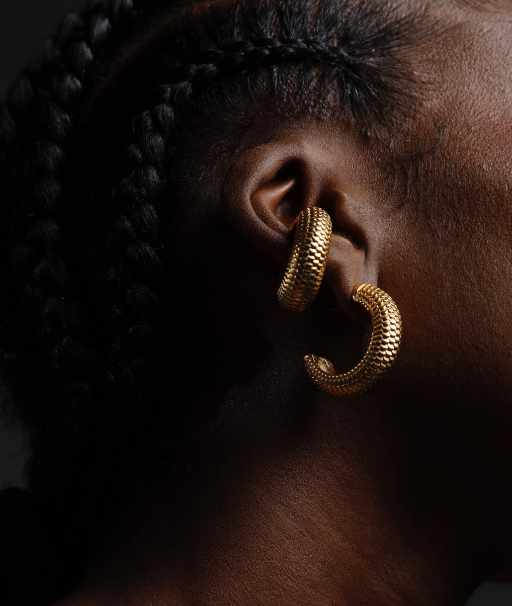 Earcuff chuncky dorado tallado en piel de serpiente.