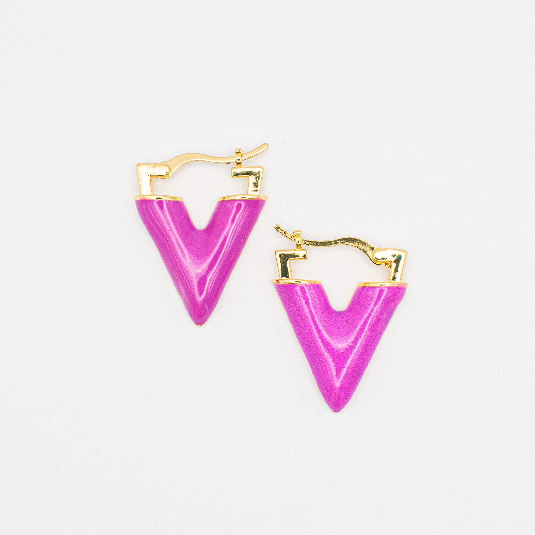 Pendientes V esmaltados.