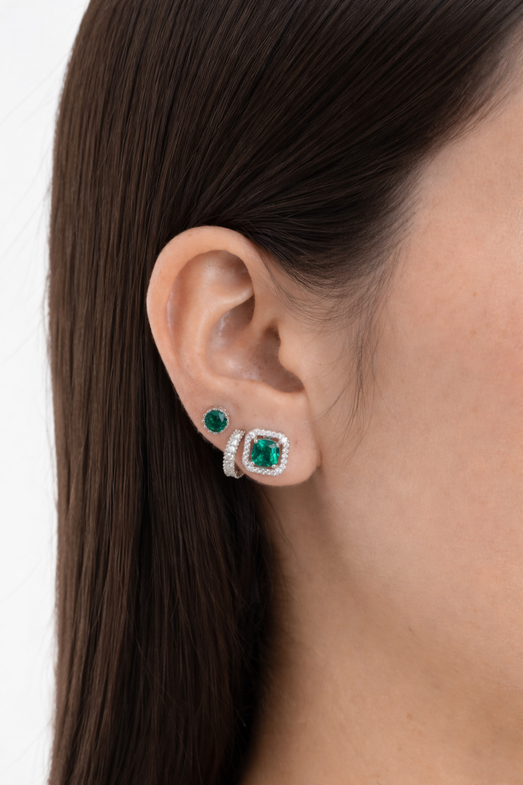 Pendientes redondos esmeraldas.