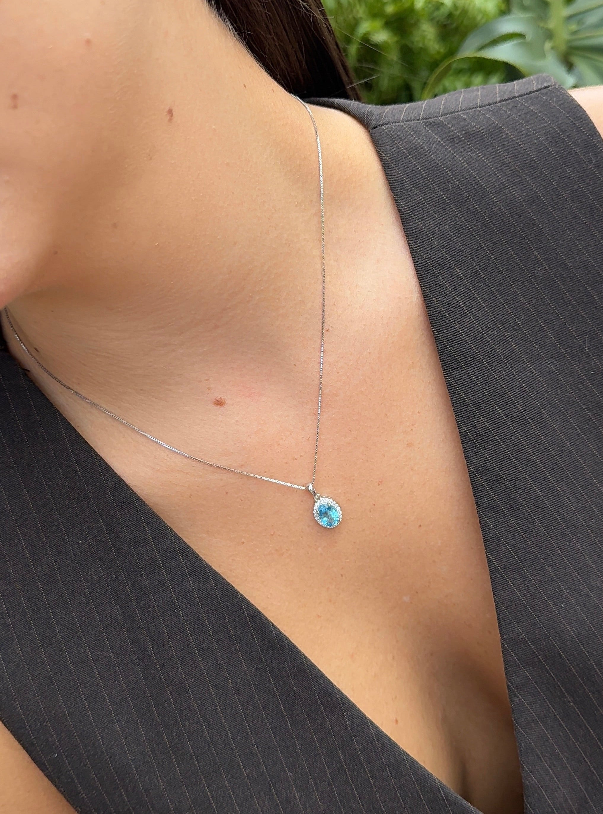 Collar halo topacio natural.