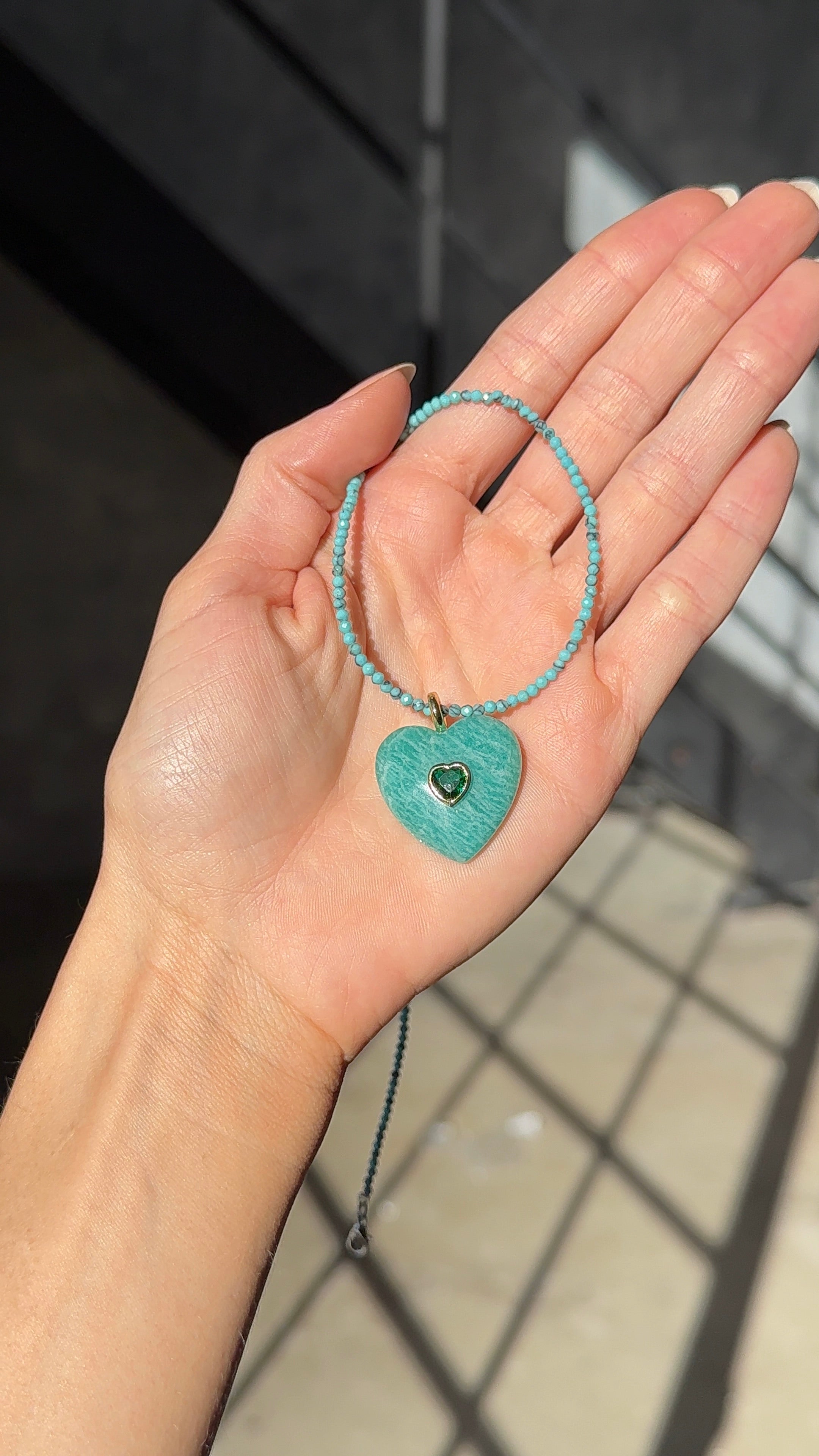 Dije corazón piedras naturales.