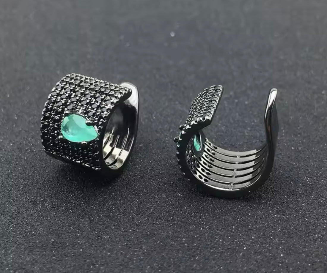 Earcuff negro con esmeralda de laboratorio.