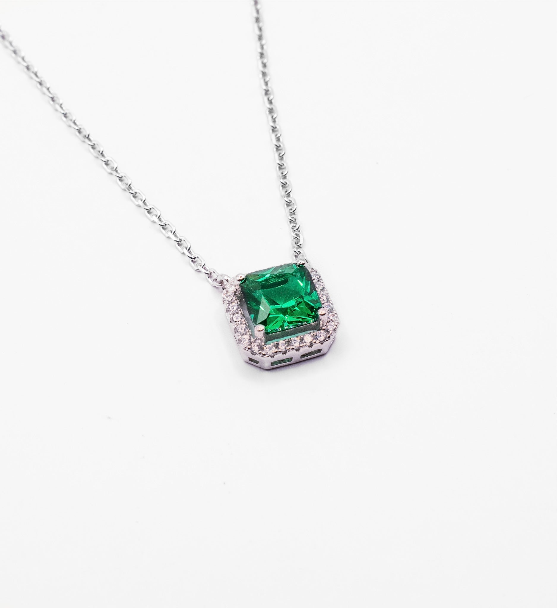 Collar esmeralda cuadrada circones al rededor.