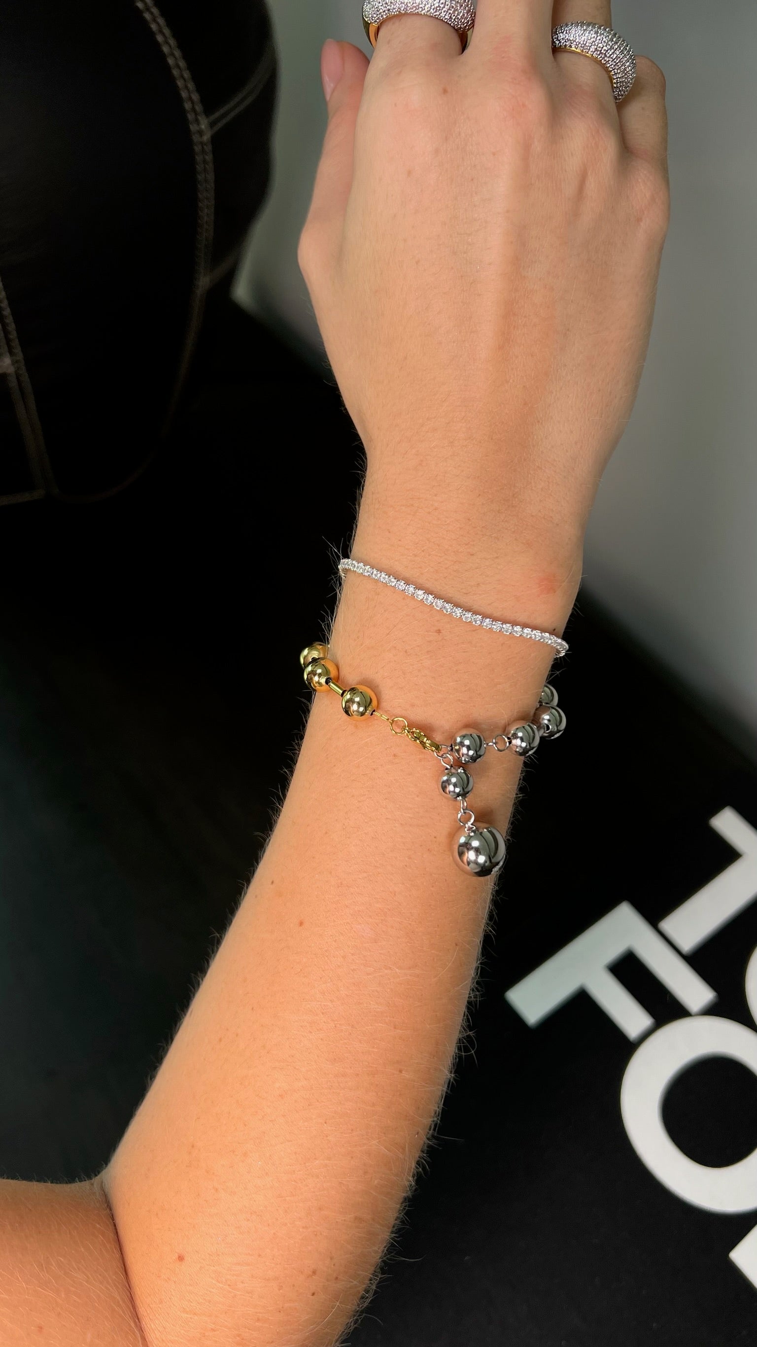 Pulsera doble tono bolas infinito.