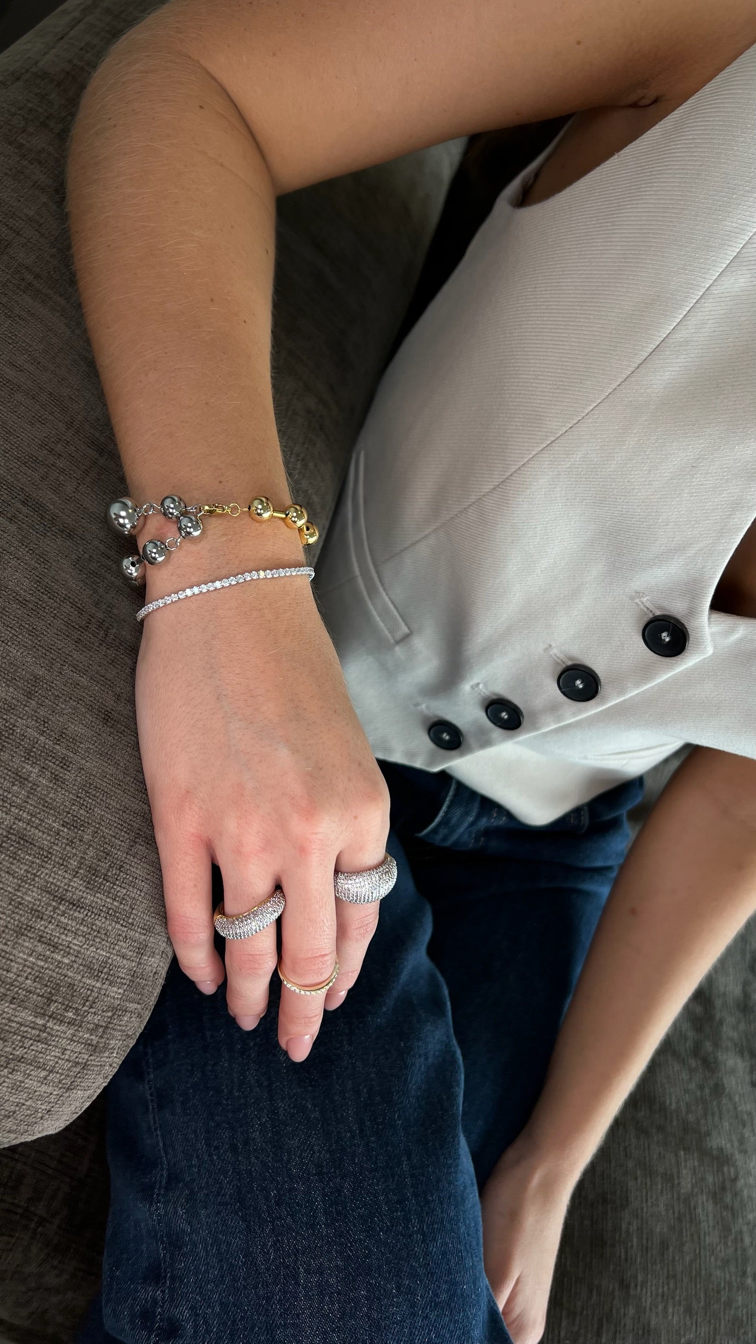 Pulsera doble tono bolas infinito.