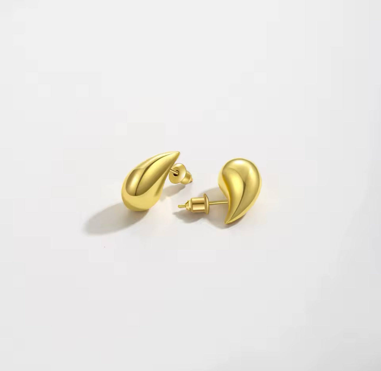 Pendientes gota dorada.
