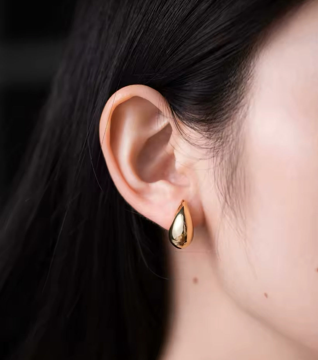 Pendientes gota dorada.