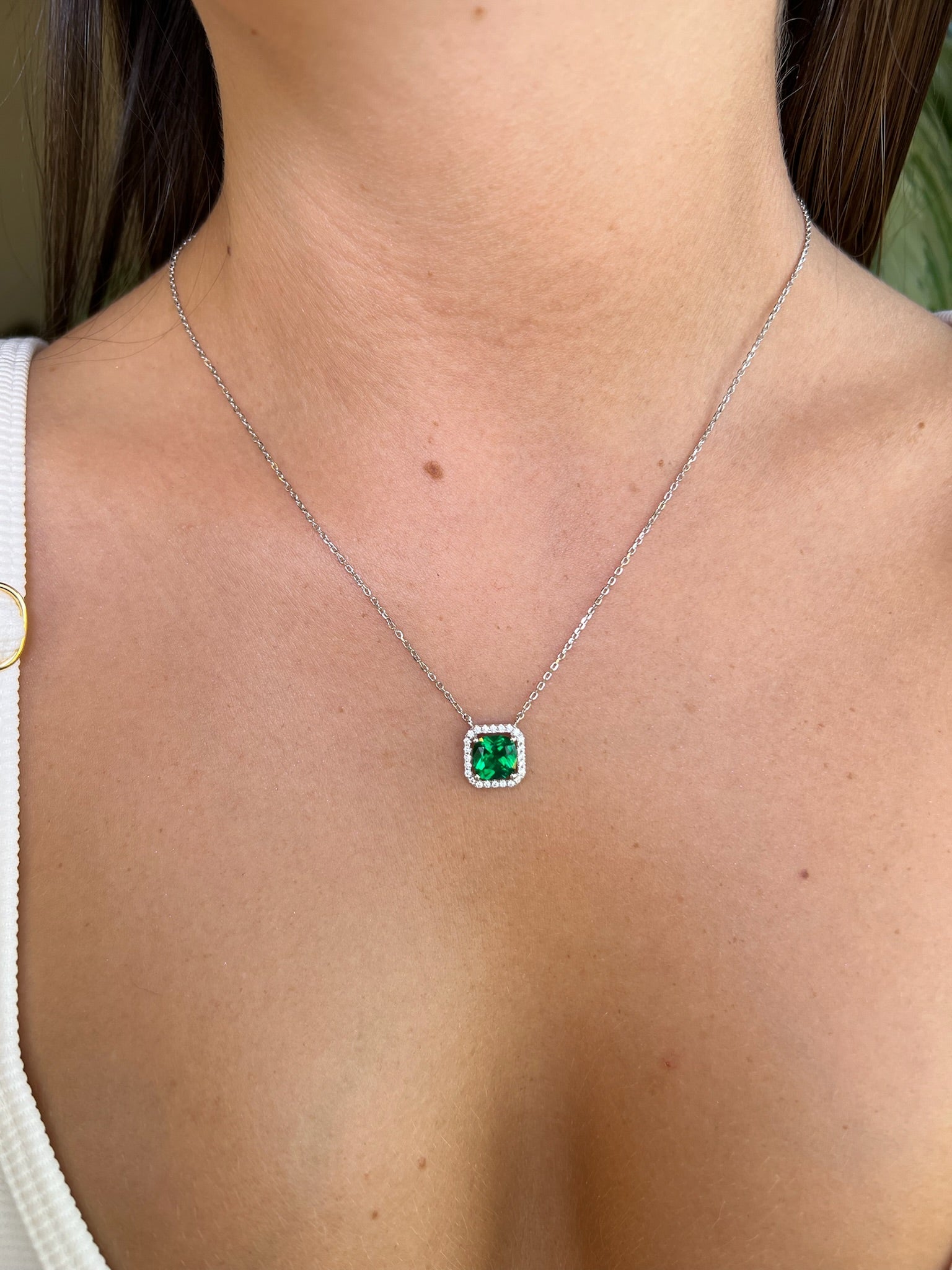 Collar esmeralda cuadrada circones al rededor.