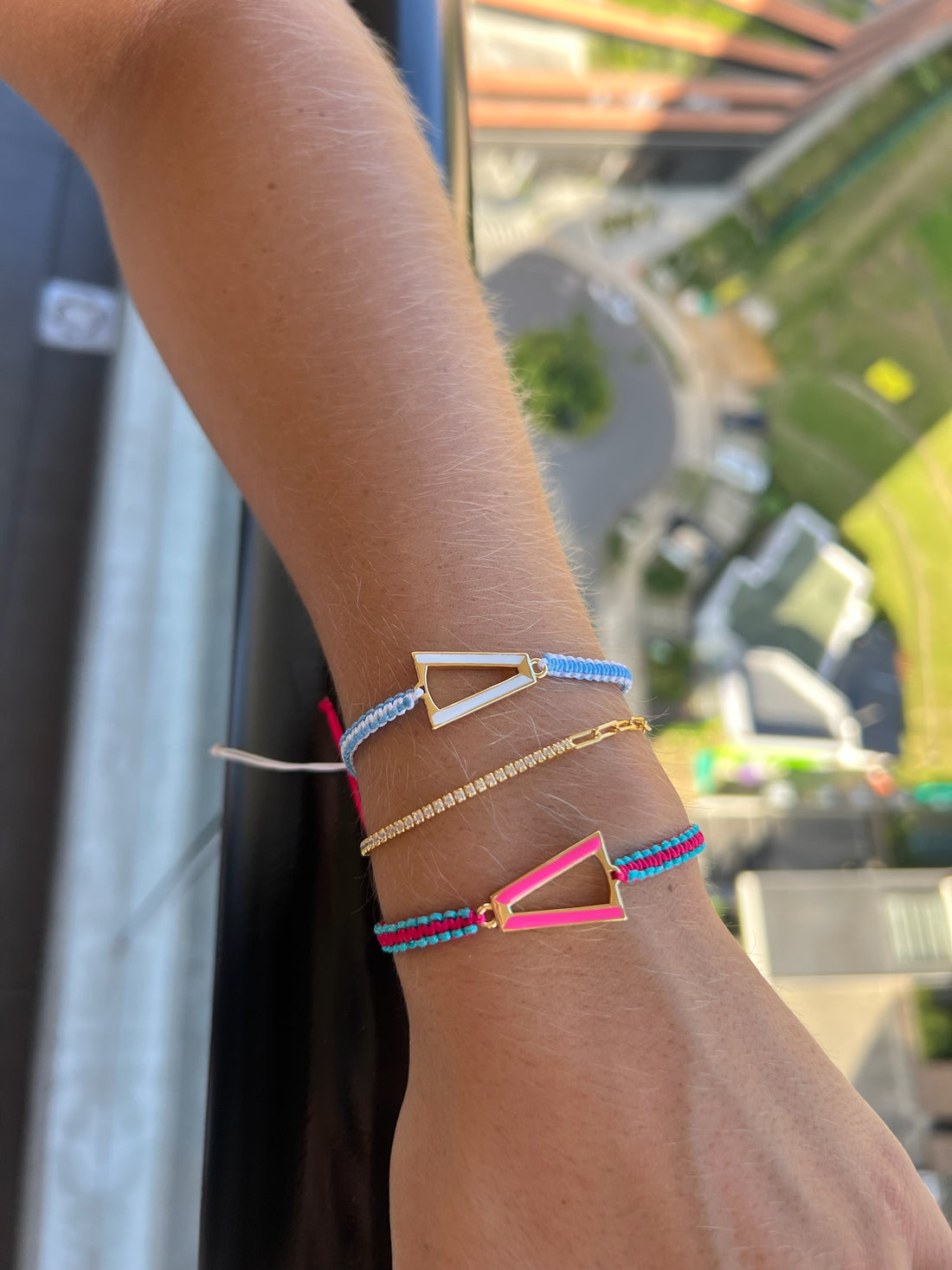 Pulsera tejidos con dije en forma de V