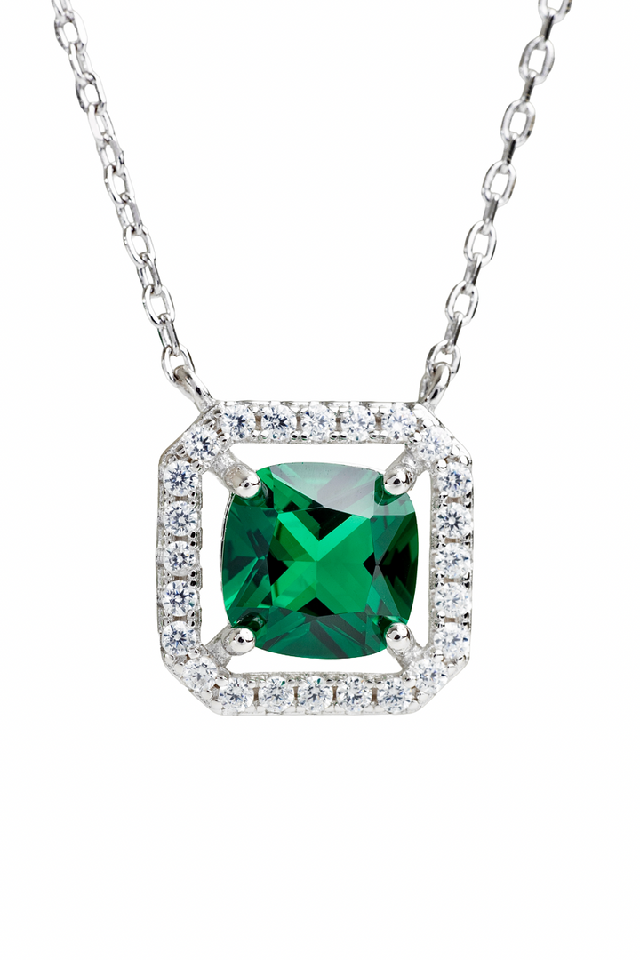 Collar esmeralda cuadrada circones al rededor.