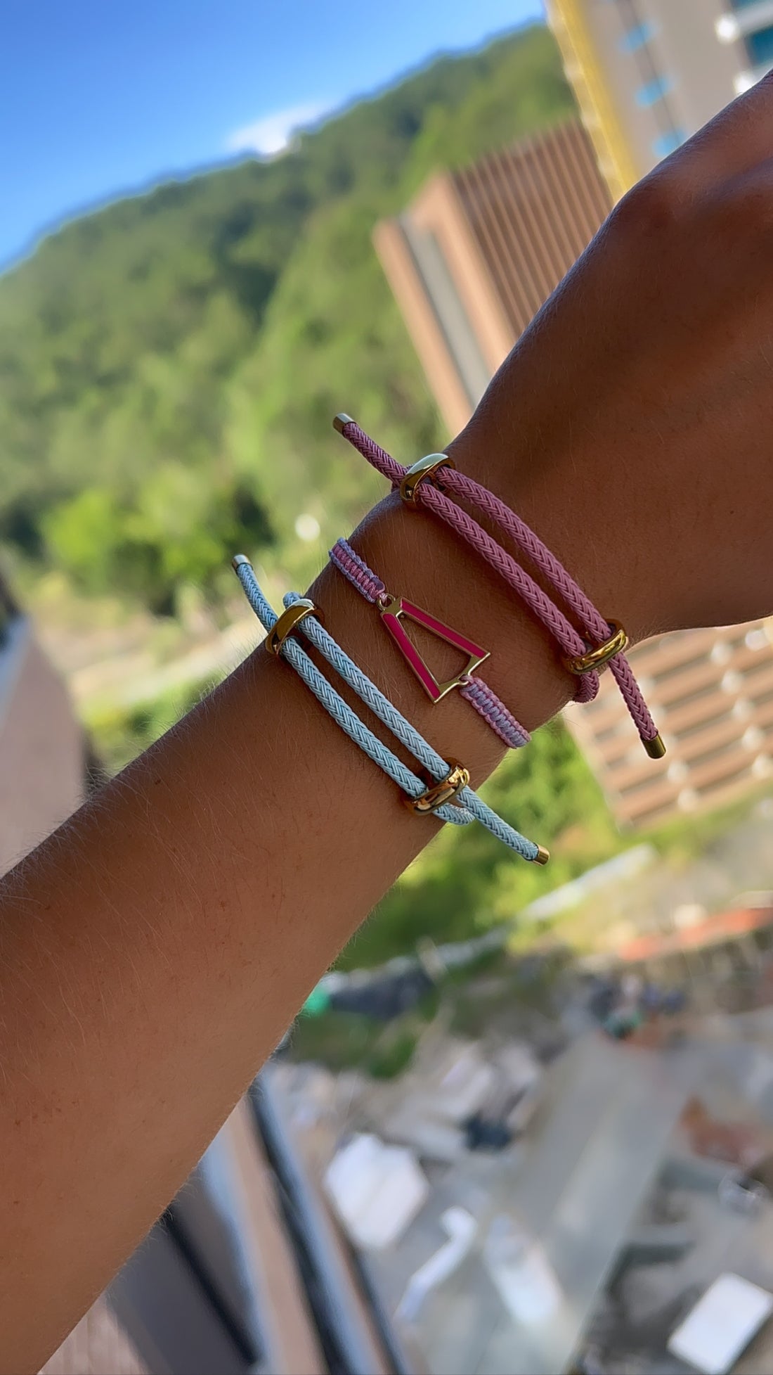 Pulsera tejida.