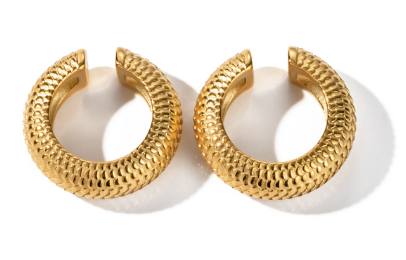 Earcuff chuncky dorado tallado en piel de serpiente.