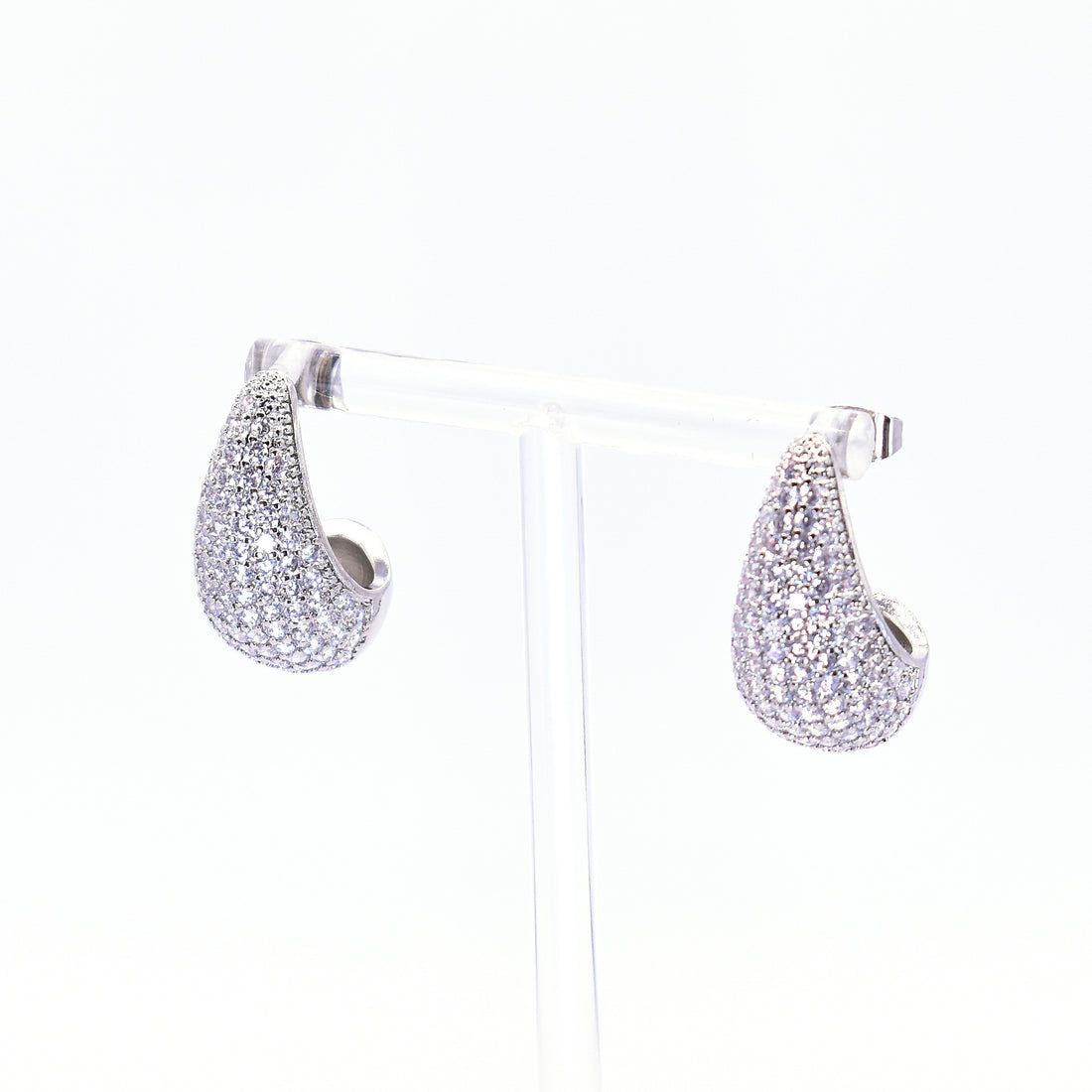 Pendientes en forma de gota grandes con circones.