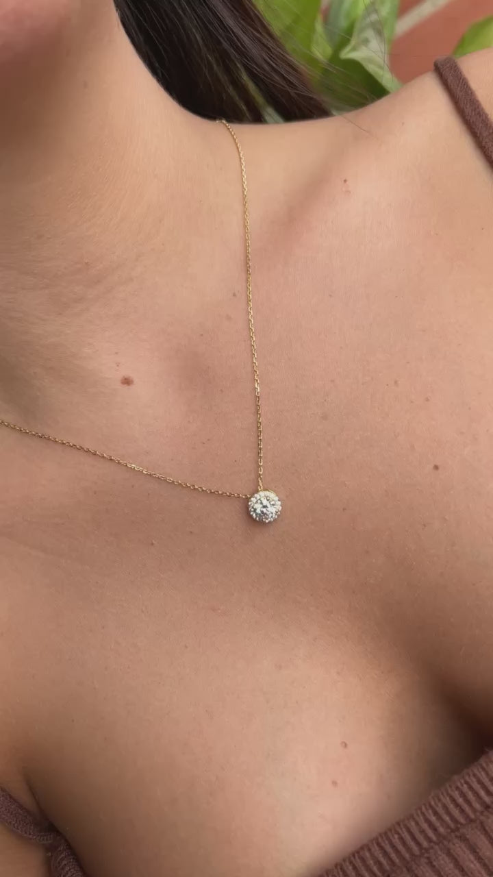 Collar moissanitas halo.