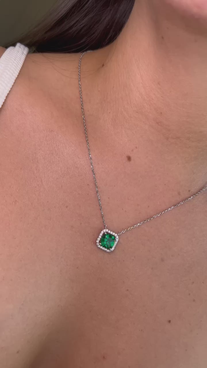 Collar esmeralda cuadrada circones al rededor.