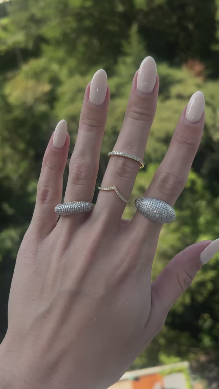 Anillo cintillo con moissanitas.