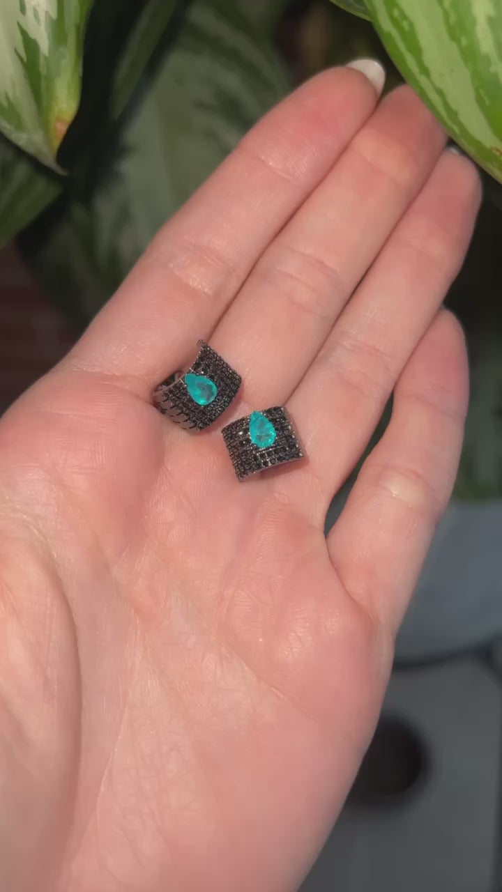 Earcuff negro con esmeralda de laboratorio.