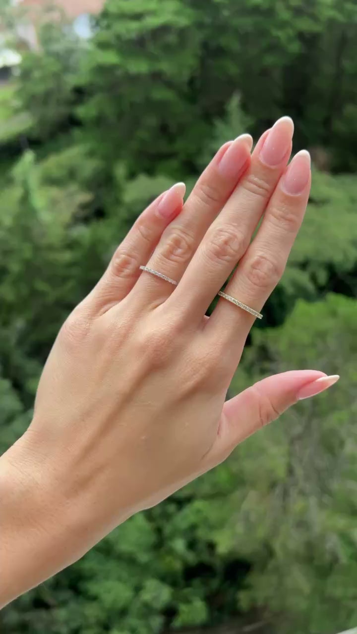 Anillo cintillo con moissanitas.