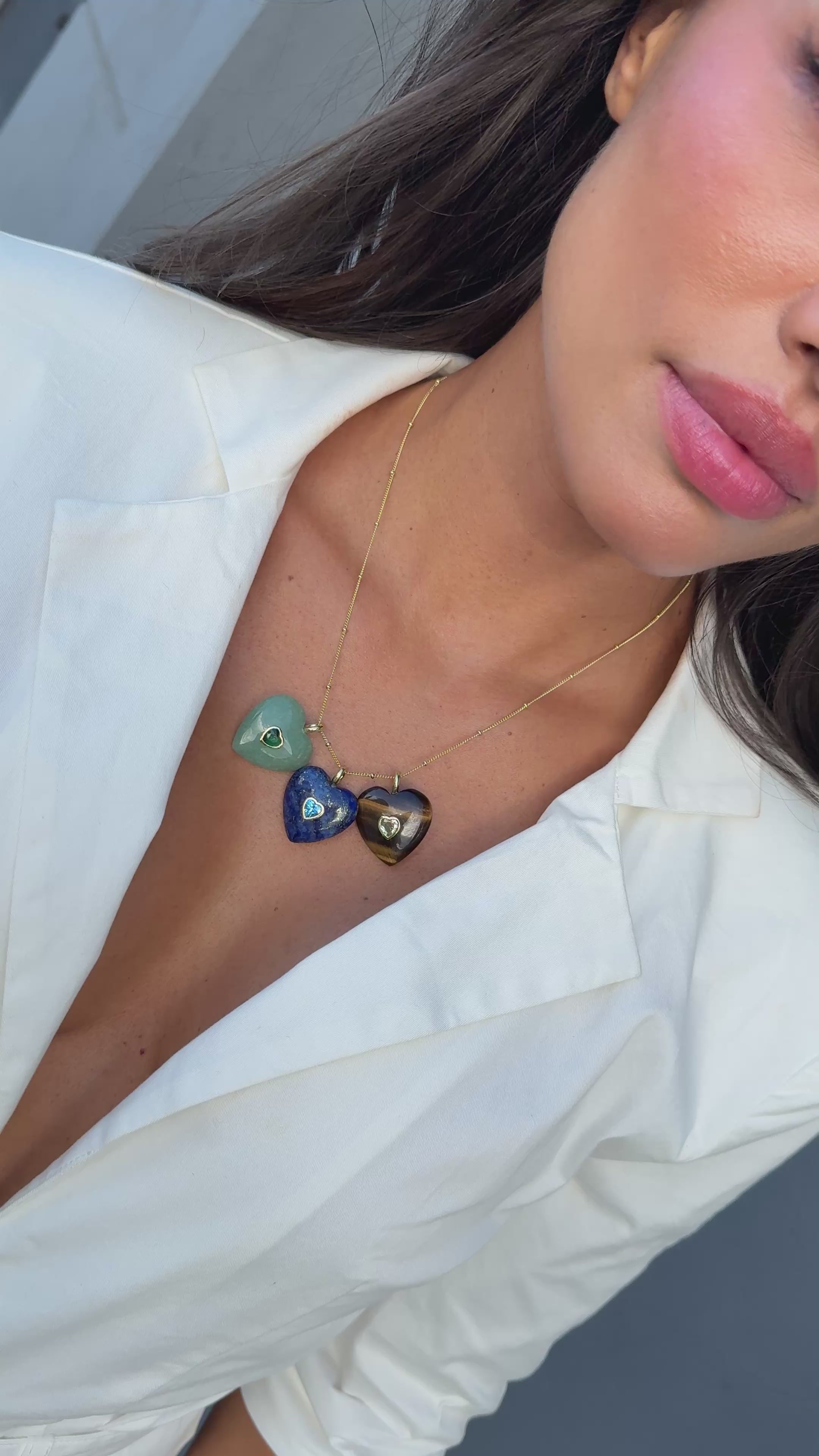 Dije corazón piedras naturales.